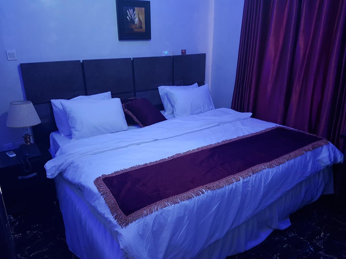 The Resident Hotel Owerri Exteriör bild