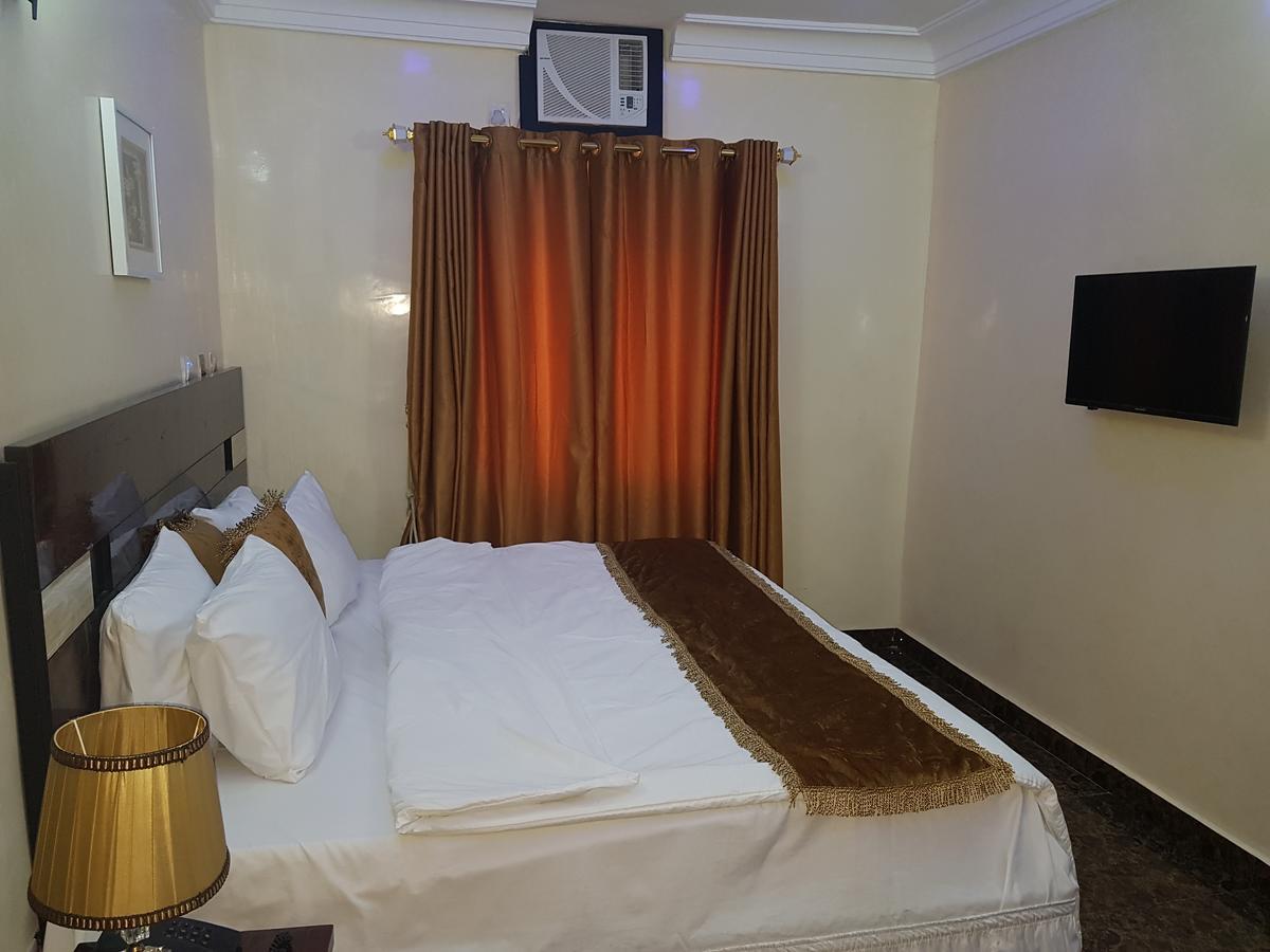 The Resident Hotel Owerri Exteriör bild