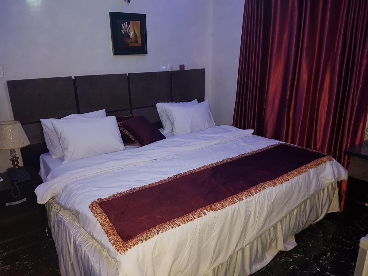The Resident Hotel Owerri Exteriör bild